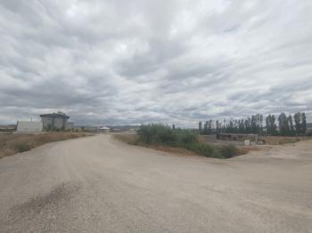 GÜVENAY – ÇORUM MERKEZ İBRAHİM ÇAYIRI MEVKİ 1000 M² SATILIK KÖŞEBAŞI VİLLA ARSASI