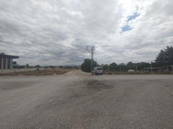 GÜVENAY – ÇORUM MERKEZ İBRAHİM ÇAYIRI MEVKİ 1000 M² SATILIK KÖŞEBAŞI VİLLA ARSASI