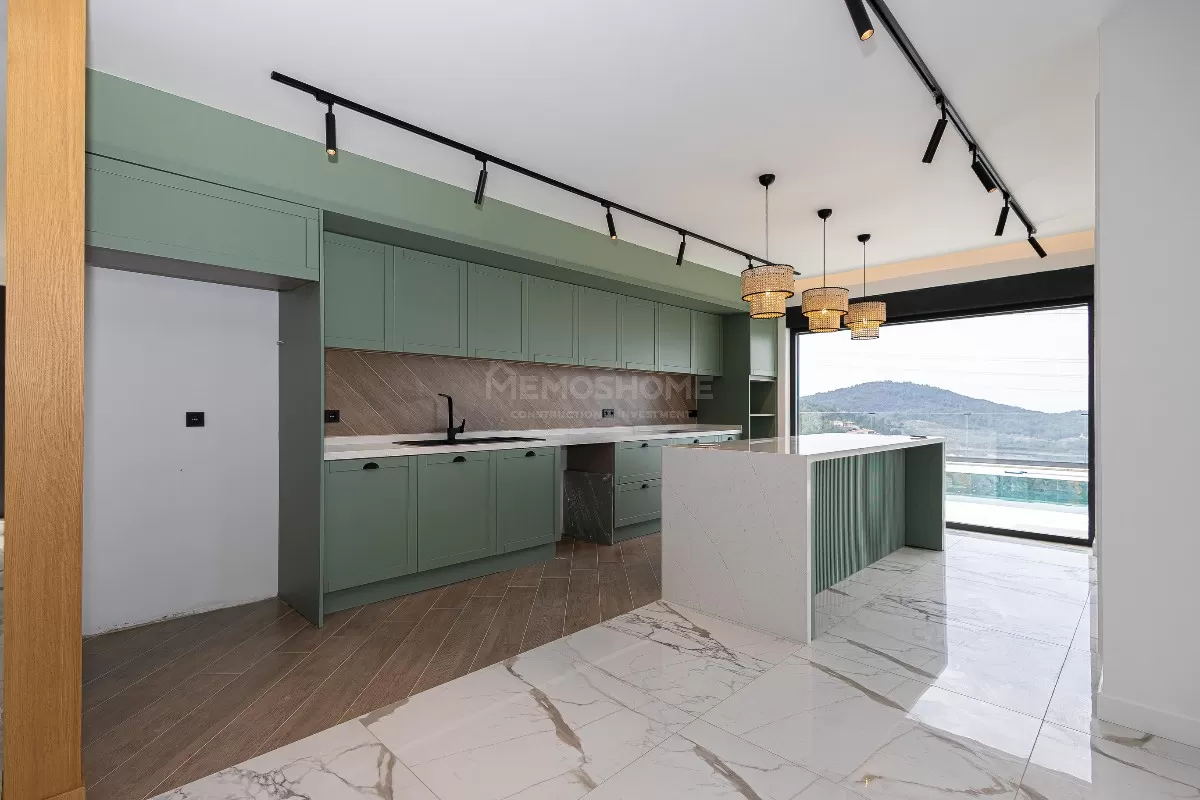 Вилла с видом на горы и море