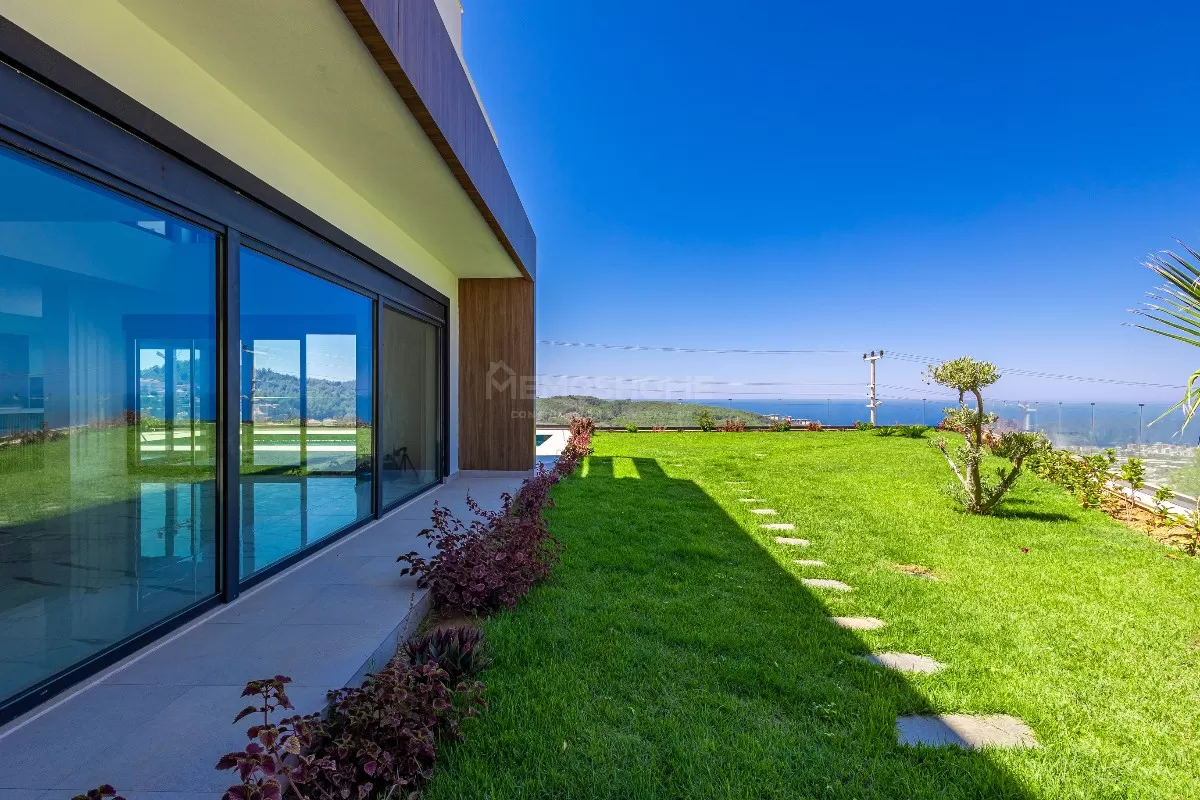 Вилла с видом на горы и море