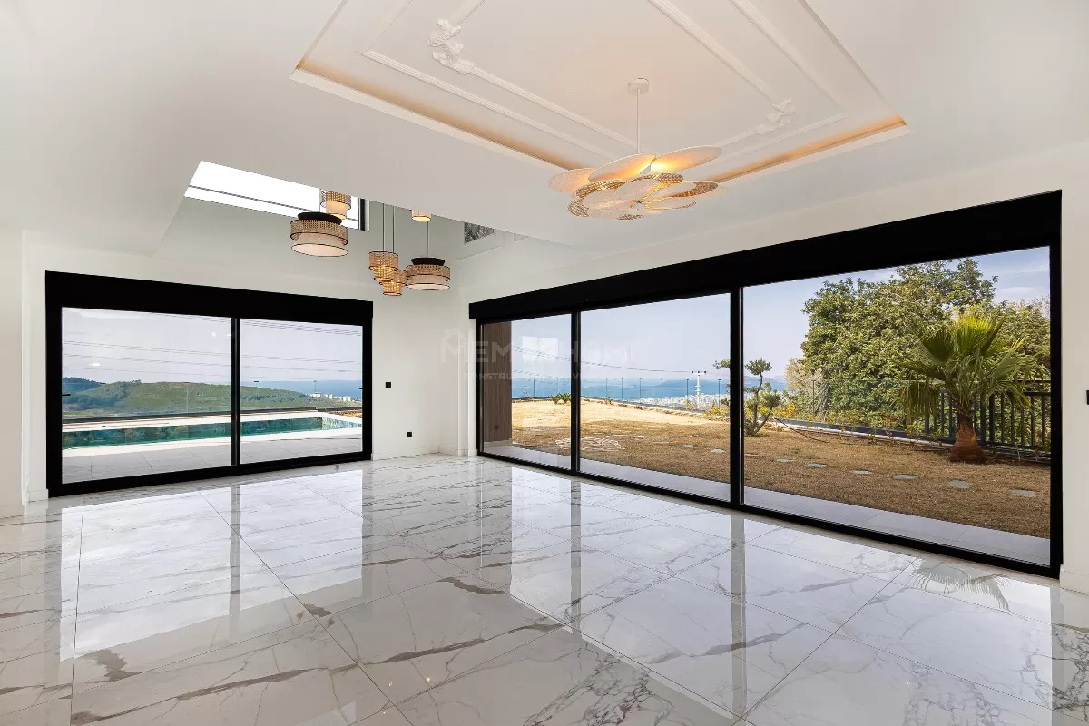 Вилла с видом на горы и море