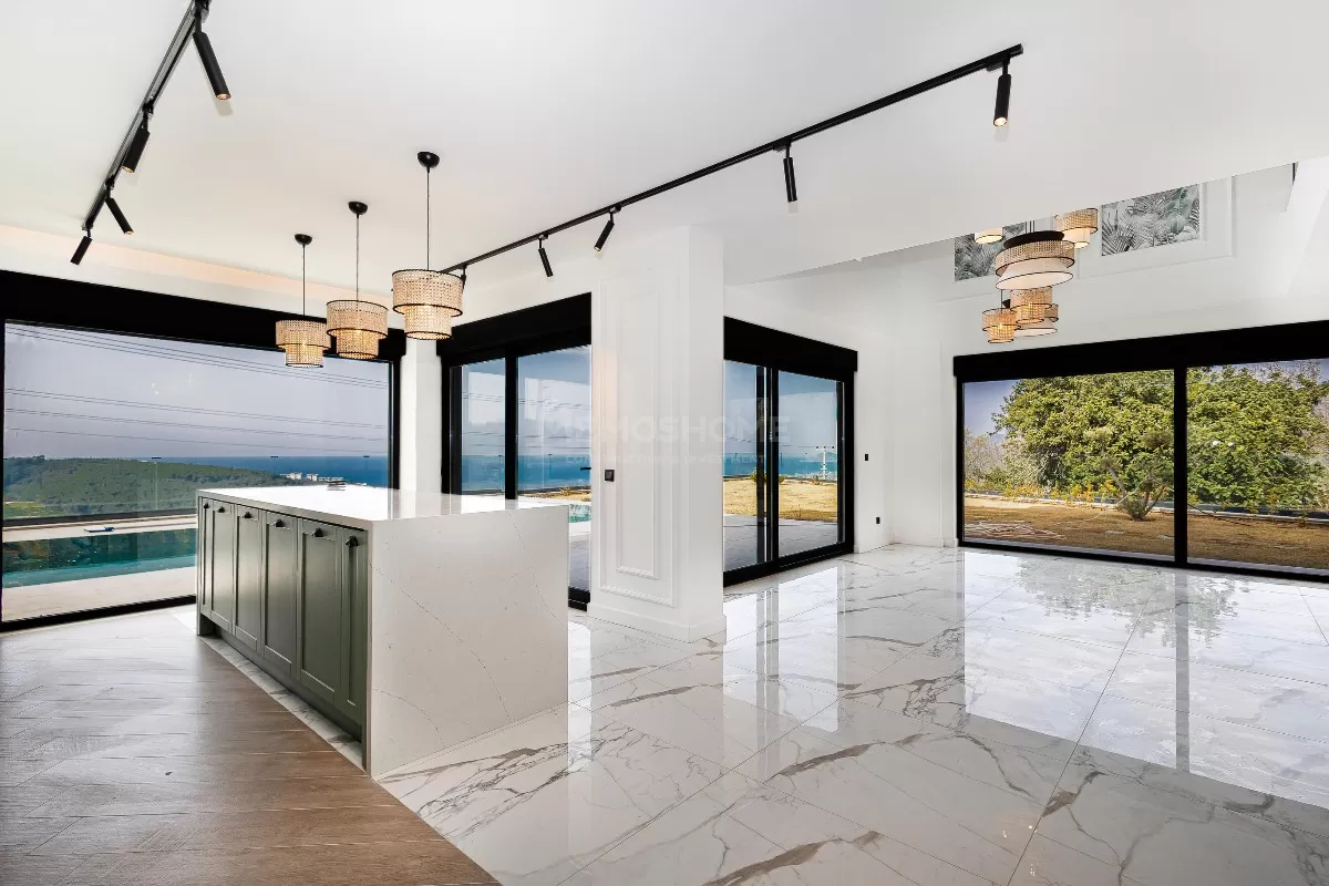 Вилла с видом на горы и море