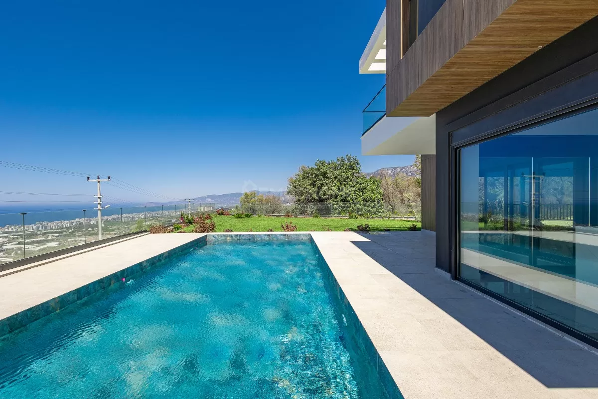 Вилла с видом на горы и море