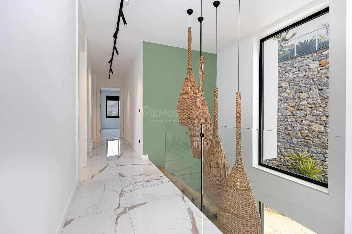 Вилла с видом на горы и море