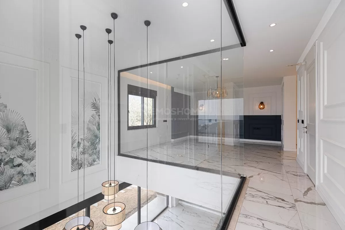 Вилла с видом на горы и море