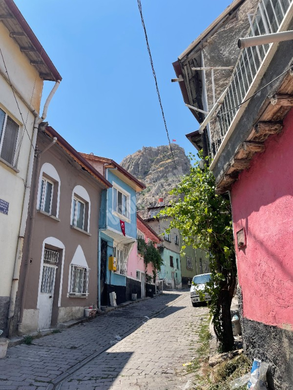 AFYON ÜÇOK EMLAKTAN BURMALI MAH SATILIK 3+1 MÜSTAKİL EV