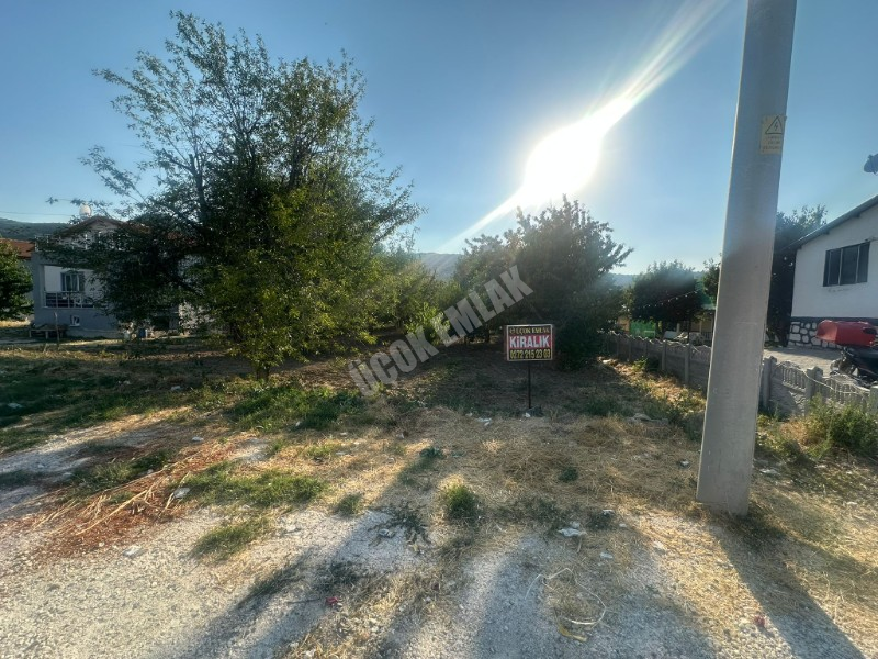 AFYON ÜÇOK EMLAKTAN ERKMEN DE KİRALIK 1.432M² ARAZİ