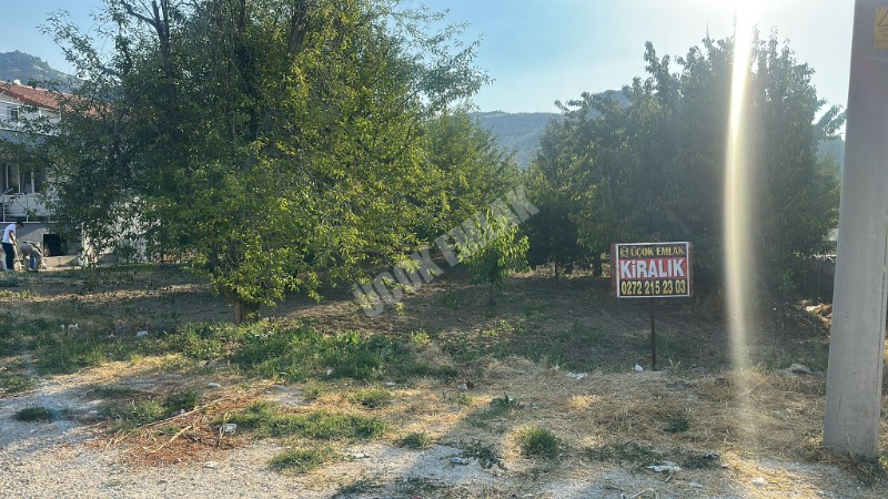 AFYON ÜÇOK EMLAKTAN ERKMEN DE KİRALIK 1.432M² ARAZİ