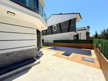 Denize 400 Metre Mesafede Satılık 3+1 Eşyalı Villa
