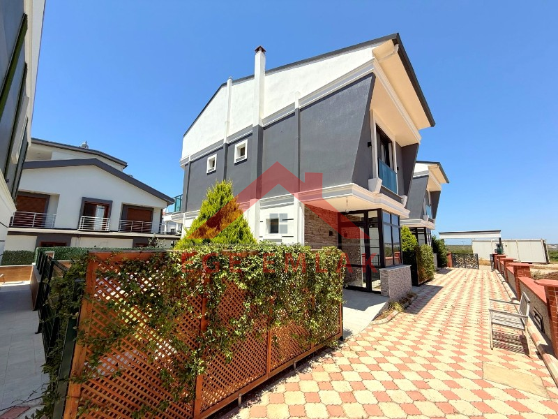 Denize 400 Metre Mesafede Satılık 3+1 Eşyalı Villa
