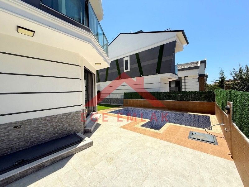 Denize 400 Metre Mesafede Satılık 3+1 Eşyalı Villa
