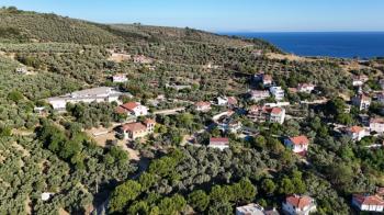 EMLAK HABERCİSİ 'NDEN MUDANYA KUMYAKA MERKEZDE, FULL DENİZ MANZARALI, KÖYİÇİNE SINIR, YATIRIMLIK 3.900 M2 ARAZİ