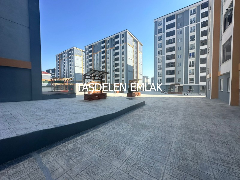ÇERKEZKÖY DE SİTE İÇERİSİNDE SATILIK ÖN CEPHE DAİRE