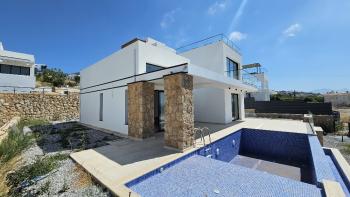 Girne, Esentepe Bölgesinde, Kapanmaz Deniz Manzarasına Sahip, Satılık 3+1 Villa