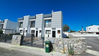 Girne Alsancak'ta Eşsiz Konumda, Bahçeli 2+1 Satılık İkiz Villa