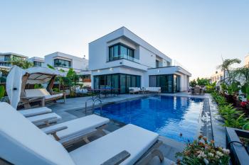 GİRNE BELLAPAİS'TE TÜRK MALI 555 M2 Arsa İçerisinde  5+2 ÖZEL YÜZME HAVUZLU TRİPLEX SATILIK LÜX VİLLA 