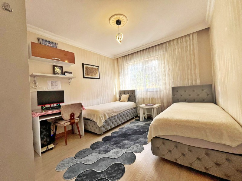 ALTIAĞAÇ MAH  ÇOK  BAKIMLI VE 130 M2 KARE SATILIK 3+1 DAİRE 