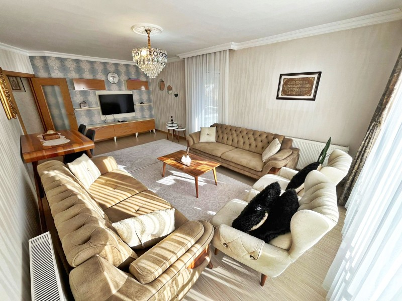 ALTIAĞAÇ MAH  ÇOK  BAKIMLI VE 130 M2 KARE SATILIK 3+1 DAİRE 