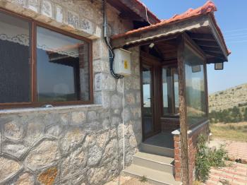 GÜVENAY – ÇORUM ÇORAKLIK ÜSTÜ BAYRAKTEPE HOBİ BAHÇELERİ – SATILIK DOĞAL TAŞ EVLİ BAHÇE