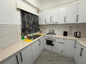 GİRNE MERKEZDE AYLIK ÖDEMELİ  EŞYALI 1+1 KİRALIK DAİRE