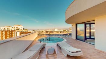 KKTC Girne Merkezde Site İçerisinde Özel Teras Yüzme Havuzlu Satılık 4+1 Tripleks Penthouse
