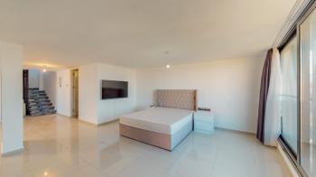 KKTC Girne Merkezde Site İçerisinde Özel Teras Yüzme Havuzlu Satılık 4+1 Tripleks Penthouse