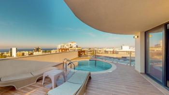KKTC Girne Merkezde Site İçerisinde Özel Teras Yüzme Havuzlu Satılık 4+1 Tripleks Penthouse