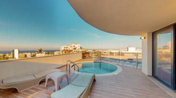 KKTC Girne Merkezde Site İçerisinde Özel Teras Yüzme Havuzlu Satılık 4+1 Tripleks Penthouse