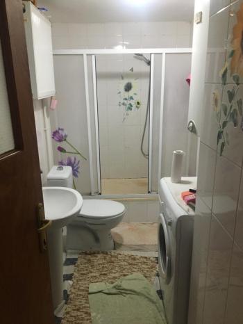 EMLAK HABERCİSİ 'NDEN MUDANYA TARİHİ GİRİT MAHALLESİNDE ASANSÖRLÜ BİNADA EŞYALI KİRALIK 2+1 ARA KAT DAİRE