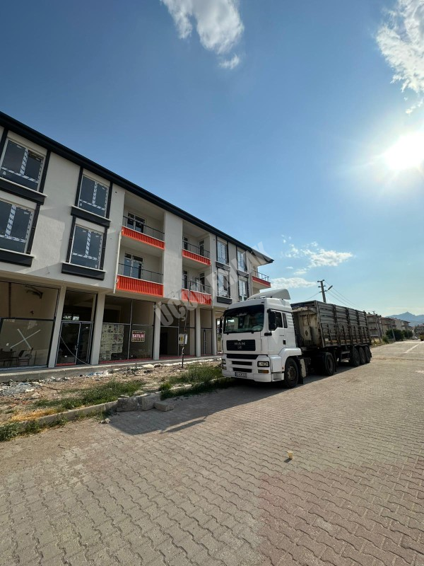 AFYON ÜÇOK EMLAKTAN MAREŞAL F ÇAKMAK MAH SATILIK CADDE ÜSTÜ SIFIR DÜKKAN 