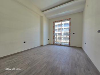 KUŞADASINDA HAVUZLU DENİZ MANZARALI KAPALI OTOPARKLI 2+1 SATILIK DAİRE