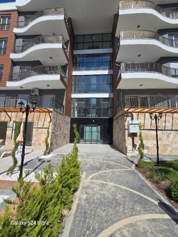 KUŞADASINDA HAVUZLU DENİZ MANZARALI KAPALI OTOPARKLI 2+1 SATILIK DAİRE