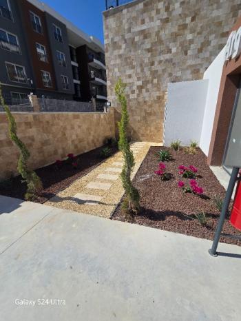 KUŞADASINDA HAVUZLU DENİZ MANZARALI KAPALI OTOPARKLI 2+1 SATILIK DAİRE