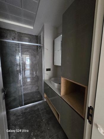 KUŞADASINDA HAVUZLU DENİZ MANZARALI KAPALI OTOPARKLI 2+1 SATILIK DAİRE