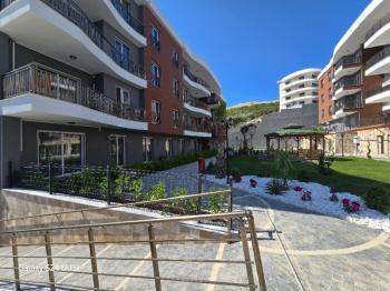 KUŞADASINDA HAVUZLU DENİZ MANZARALI KAPALI OTOPARKLI 2+1 SATILIK DAİRE