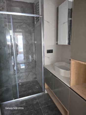 KUŞADASINDA HAVUZLU DENİZ MANZARALI KAPALI OTOPARKLI 2+1 SATILIK DAİRE