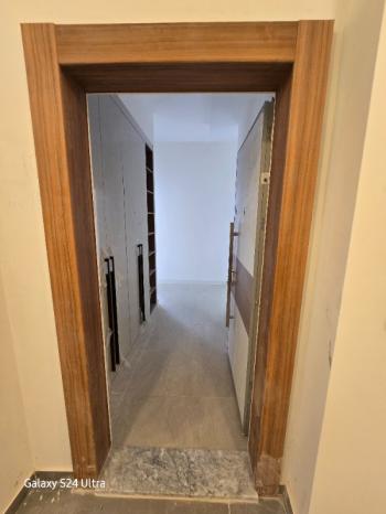 KUŞADASINDA HAVUZLU DENİZ MANZARALI KAPALI OTOPARKLI 2+1 SATILIK DAİRE