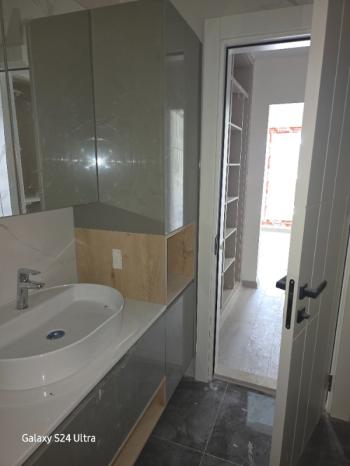 KUŞADASINDA HAVUZLU DENİZ MANZARALI KAPALI OTOPARKLI 2+1 SATILIK DAİRE