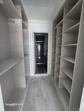 KUŞADASINDA HAVUZLU DENİZ MANZARALI KAPALI OTOPARKLI 2+1 SATILIK DAİRE