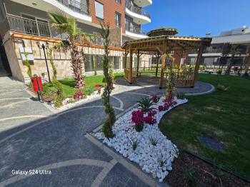 KUŞADASINDA HAVUZLU DENİZ MANZARALI KAPALI OTOPARKLI 2+1 SATILIK DAİRE