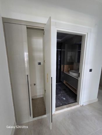 KUŞADASINDA HAVUZLU DENİZ MANZARALI KAPALI OTOPARKLI 2+1 SATILIK DAİRE