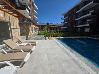 KUŞADASINDA HAVUZLU DENİZ MANZARALI KAPALI OTOPARKLI 2+1 SATILIK DAİRE