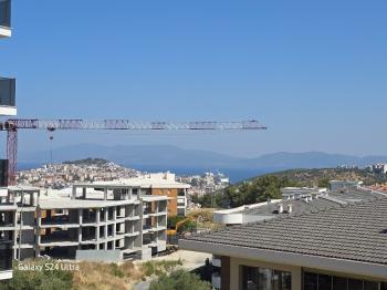 KUŞADASINDA HAVUZLU DENİZ MANZARALI KAPALI OTOPARKLI 2+1 SATILIK DAİRE