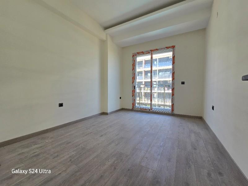 KUŞADASINDA HAVUZLU DENİZ MANZARALI KAPALI OTOPARKLI 2+1 SATILIK DAİRE