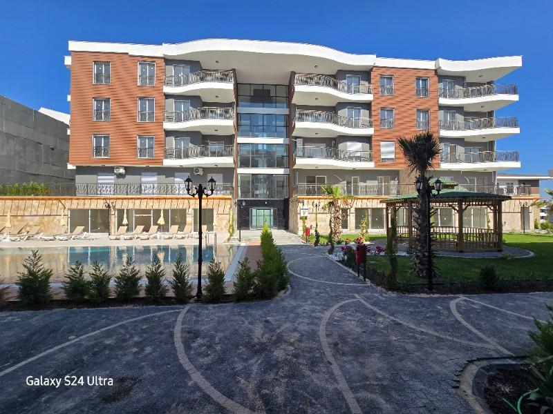 KUŞADASINDA HAVUZLU DENİZ MANZARALI KAPALI OTOPARKLI 2+1 SATILIK DAİRE