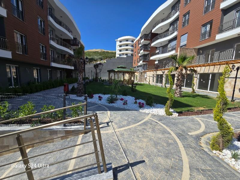 KUŞADASINDA HAVUZLU DENİZ MANZARALI KAPALI OTOPARKLI 2+1 SATILIK DAİRE