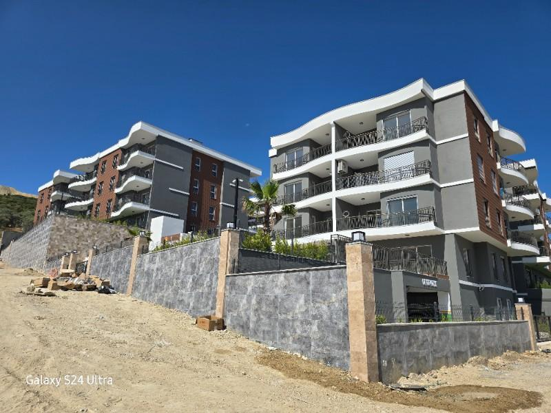 KUŞADASINDA HAVUZLU DENİZ MANZARALI KAPALI OTOPARKLI 2+1 SATILIK DAİRE