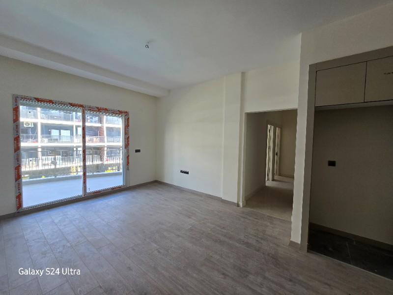 KUŞADASINDA HAVUZLU DENİZ MANZARALI KAPALI OTOPARKLI 2+1 SATILIK DAİRE
