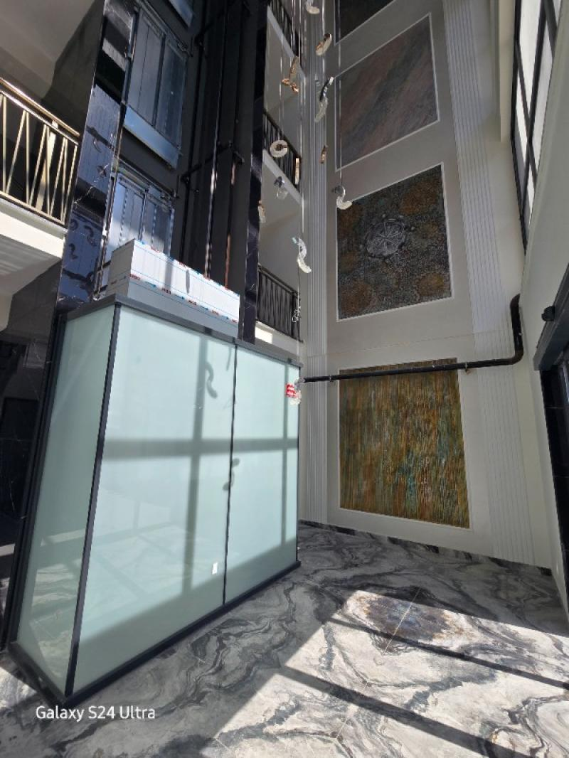 KUŞADASINDA HAVUZLU DENİZ MANZARALI KAPALI OTOPARKLI 2+1 SATILIK DAİRE