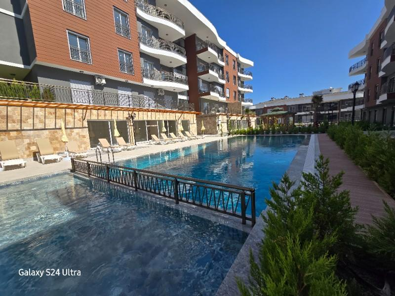 KUŞADASINDA HAVUZLU DENİZ MANZARALI KAPALI OTOPARKLI 2+1 SATILIK DAİRE
